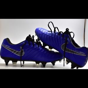 Nike tiempo soccer shoes in new condition size 7.